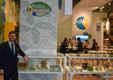  Jeffrey van der Meer van Roveg poseert naast het biologische assortiment, onder het eigen merk Puro Mundo.