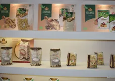 De bovenste producten zijn biologische producten van Sagi. Links gedroogde noten, in het midden bloem en recht gekookte noten.