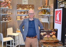 Marc Creupelandt van de Vondelmolen. Hebben 320 soorten peperkoek, waaronder 60 a 70 soorten biologisch. Zijn ook CO2 neutraal. 