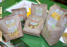 Nieuwe noten lijn van De Molukken onder het merk Palm Brand.