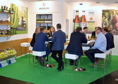 De stand van Fairtrasa was ook goed gevuld, en de bezoekers konden genieten van het eigen gebrouwen bier. 