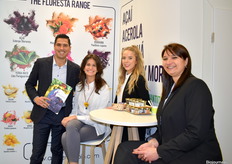 Nogmaals een teamfoto van Amazonia, poserend bij de wand met hun verschillende producten. 