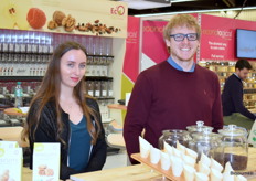 Marianna en Nicolas van Nature'Inov. Leveren breed assortiment aan noten, pasta, zaden etc. Leveren ook oplossingen voor de retailer. 