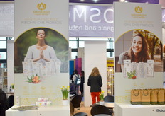 De stand van Maharishi. Produceren verschillende cosmetica producten in Delhi en exporteren wereldwijd. 