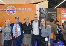 Bij Doens Food Ingredients: Evelien Doens, Walter Doens, Chantal Acke, Jan Meijaard en Valerie de Cock. Walter: "Het draait meer dan ooit om betrouwbaar en betrokken zijn, we focussen meer en meer op projecten." Zijn twee kinderen zijn nu werkzaam in het bedrijf. "Ik geef het allemaal meer uit handen aan de jeugd."