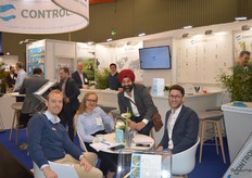 De hele dag door waren er veel gesprekken gaande bij Control Union Certifications in hal 1. Op de achtergrond (achter de balie): Eerik Schipper en Wilson Mieles. Eerik: "De COSMOS-certificering begint steeds meer te leven. Ook vertellen we meer over de aparte overeenkomst die we met China Organic hebben."