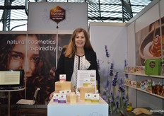 Imkerij de Traay stond voor het eerst met Bee honest cosmetics op de VIVANESS. Joyce Weerman toont de nieuwe shampoo & conditioner bars. "2 in 1 in bar-vorm is er nog maar weinig."