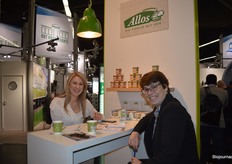 In gesprek bij Wessanen: Lonneke Rijkmans (Wessanen) en Nicole Brierley (Ariza). Wessanen deed met de nieuwe Fruity Mix van Isola Bio mee met de Best New Product-verkiezing.