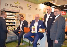 Vion brengt de biologische lijn 'Der Grüne Weg' op de Duitse markt. Dit nieuwe merk werd op de BIOFACH gepresenteerd door onder meer Ronald Roenhorst en Allard Bakker (zittend). Allard: "We zijn gegaan voor een redelijk duurzame verpakking eenvoudig gescheiden in de afvalbak kan belanden: karton met plastic er overheen. Biodegradable snapt de consument nog niet altijd."