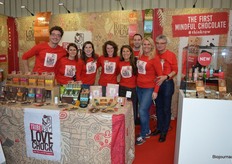 Een liefdevolle teamfoto bij Lovechock. Zij lieten onder meer de drie nieuwe repen proeven: Creamy Yacon/Brazil Nut & Almond/Spirulina & Creamy Indian Chai.