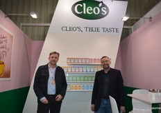 Ronald Bakker en Peter Schneider met tussen hen de nieuwe theerange van Cleo's. Dit is de Duitse variant op Natural Temptation.