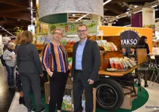 Janet Nuyten-Sijtsema en Roelof Hulstbij FZ Organic Food met achter hen de vele soorten chips die het assortiment van Trafo inmiddels rijk is.