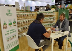 Gert-Jan de Groot (rechts) vertelt meer over de producten van Euro Company.