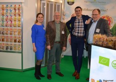 Meeke Janssens, Leo Helgens, Aart Broek en Fred van Tienen bij The Organic Factory. Naast hen de vele verschillende biologische snoepjes van Eco Sweets. Onlangs is de look van dit merk vernieuwd. Meeke: "Het loopt lekker door, we hebben al veel goede gesprekken gehad."