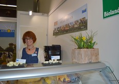 Esther Halfmann bij Aurora Kaas. Zij vieren dit jaar hun 40-jarig bestaan.