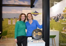 Joke Heerema en Miriam Stutz met voor hen de nieuwste kaas van Hooidammer: de geitenkaasversie van de gegraveerde kaas die vorig jaar geïntroduceerd werd.