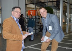 Gerrit-Jan Roza van Bio Freshi (rechts) maakt wat aantekeningen.