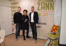 De Nederlandse bio-kasgroenten zijn vanaf eind febrauri beschikbaar bij Bio-Center ZANN. Op de foto: Geoffrey Harreman, Astrid Rog en Robbin Lansbergen.