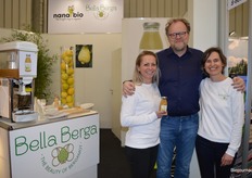 José Scholtes-Cretier, Ronald van Marlen en Mathilde Meijers presenteerden het appel-bergamot sap van Bella Berga. Mathilde: "De proevers zijn aangenaam verrast over de smaak, de bergamot geeft een bitter tintje aan de sap. We exporteren het al naar diverse landen. De essentiële olie uit de bergamotschil is de smaakmaker in Earl Grey thee en het favoriete ingrediënt van parfumeurs. Omdat het sap wereldwijd nog minder bekend is, blijft dat nu vaak onbenut."