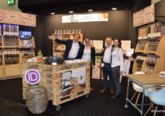 Herco Schoemaker, Reiza Schokker, Jetse Schokker en Anastasia Siabli bij IDorganics. Jetse: "Ik heb tot nu toe zeker een goed gevoel over het verloop van de beurs. Vooral voor onze silo's en houten meubels is het natuurlijk belangrijk dat winkeliers ruimte hiervoor kunnen maken in de winkel. Dus dat is altijd even afwachten."