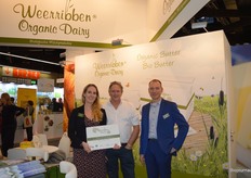 Weerribben Zuivel staat vooral voor de Europese klanten op de BIOFACH. "We focussen op de kaas en boter. Vooral bakkerijen maken gebruik van de laatstgenoemde. Daarom hebben we bijvoorbeeld ook een speciale plak voor de croissants. En sinds dit jaar hebben we naast zure ook zoete boter, dat is in Duitsland, Engeland en Frankrijk vaak meer in trek", vertelt Edwin Crombags (rechts op de foto). Links naast hem Myrthe Bijl en Klaas de Lange.