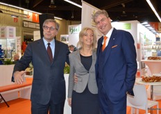 Zoals altijd het stralende middelpunt: Jacqueline Poppe van Beech Business Promotion. Met links General Konsul Paul Ymkers en rechts Peter Ottmann, directeur NürnbergMesse.