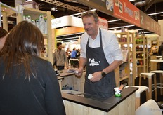 Gijs Hoefsloot schepte de hele dag door bolletjes bio-ijs van Boerderijs voor de liefhebbers.