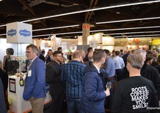 De ruimte tussen de twee delen van het paviljoen was goed gevuld.