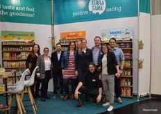 Aan het begin van de beursdag was er even tijd voor een groepsfoto bij TerraSana. Van links naar rechts: Samantha van Egmond, Alexander Guerrero (Frankrijk), Luis Martinez (Spanje), Danielle Ricke, Bernadette Köller (Duitsland), Belinda Barnhard, Boudewijn van der Kroft, Sarah de Jong en Sebastiaan Krouwel. Gehurkt: Aart Jansen. Sarah: "We focussen hier met name op de internationale markten. Bij de introductie van nieuwe producten kijken we nu echt waar behoefte aan is in die landen."