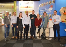 Ook bij telerscoöperatie Nautilus Organic kwamen we op het goede moment voor een leuke groepsfoto. Met op een rij Fons Verbeek, Coert Lamers, Femke Meijer, Johan Groen, Harald Oltheten en zijn dochter Marjolein, Elze-Lia Visser en Dave de Bekker.