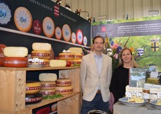 Otto van Verschuer en Maddy van Wijk presenteerden de kazen en jams van Heerlijkheid Mariënwaerdt aan de beursbezoekers. Otto: "We staan op een mooi nieuw plekje, met vrij uitzicht. Ideaal, als je het mij vraagt. Het merendeel van onze kazen, zo'n twee derde zelfs, gaat naar Duitsland."