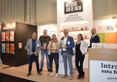 Meesters van De Halm presenteerde naast GROP granola's en Oats&Meal (oats for dinner) de drie nieuwe porridges: Beet, coconut & raspberry - Bircher original - Turmeric apple. Van links naar rechts op de foto: René van der Locht, Dannky Bonkers, Anne van Grinsven, Rob van den Berg, Aletta Plouvier en Youri van der Heijden.