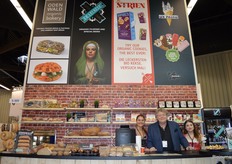 Eric Odenwald van Brouwerij De Leckere en Odenwald Organic Bakery met de 'bardames'.