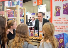 Sjaak van Strien vertelt meer over de nieuwe lijn met biologische mopjes van Banketbakkerij Van Strien. Eén van de varianten (Chocolade) bevat 50% Fairtrade ingredienten. De andere smaken zijn Amandel Dadel en Amandel Anijs. "Vooralsnog zijn we heel tevreden met deze deelname, met deze vernieuwde stand trekken we nog meer publiek."