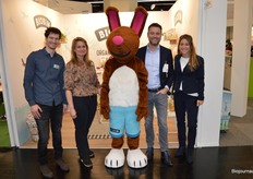 Het nog naamloze konijn van Biobim poseert met de medewerkers van Joannusmolen: Bjorn van Megen, Michelle Vroom, Teun Thönissen en Sophie de Rooij. Teun: "Het konijn heeft nog geen naam, suggesties zijn welkom. We hebben Biobim in een nieuw jasje gestoken. Hiervoor hebben we de samenwerking gezocht met tekenares Marije Tolman. Elk product is voorzien van zijn eigen karakter."