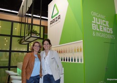 De zussen Fransje en Ellen de Kimpe bij Ariza. De nieuwbouw is net klaar, waardoor de opslagcapaciteit aanzienlijk toegenomen is.