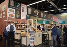 Een overzichtsfoto van de combinatiestand van Odenwald Organic Bakery, Brouwerij De Leckere, Banketbakkerij Van Strien en IJspaleis.