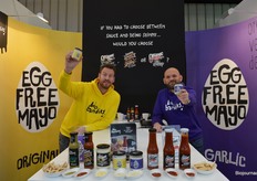 De stand van BioBandits was duidelijk in twee kampen verdeeld. Aan de gele kant: Hans de Boer. En bij paars: PieterBas Alferink. Nieuw van BioBandits is de knoflookvariant van de Egg Free Mayo (toont PieterBas).  