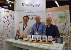 Bij beursdebutant Chokay kon men proeven van de nieuwe organic chocolate bites. Lars Jacobs (links op de foto): "Dit is een nieuwe ontwikkeling. De bites zijn een combinatie van pure chocolade en een dadelvulling in vijf verschillende smaakvarianten. De chocolade is gemaakt zonder toegevoegde suiker en zonder zoetstoffen. De smaak van de ingrediënten komt hierdoor veel beter uit." Naast Lars staan Jan Willem Ekelenkamp en Bart van den Meiracker op de foto.