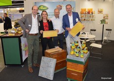 Imkerij de Traay had zelfs wat bijenkasten meegenomen. Van links naar rechts: Wilco Schets, Kristel van der Voorn, Eric van Gool en Dennis van Teylingen. Op de tafel links staat de honing van het merk Santusa, het biologische retailmerk voor de export.