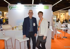 Namens Bionext poseren op het Biols-Bionext-paviljoen (Nederland-Italië): Bavo van den Idsert en Paula Nijdam. 