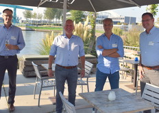 Links Arno van der Heijden van TLR, op gepaste afstand op de foto met de mannen van WCFY. 