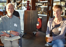 Links Wouke Oprel van NICE fruitijsjes samen met een andere bezoeker.