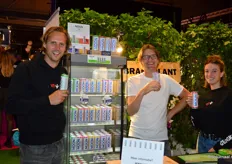 Gert Jan Kruijk, Dirk Schnellen en Esmee Croonen met blikje Moonwater, één van de merken van Brandplant.