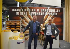 Michiel van Wondergem en Kees Oudshoorn tonen bij Euroflex één van de bio-kazen die zij voorzien hebben van een etiket. 