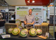 Ard van Gaalen met de kazen van Biostee. Met de introductie van deze kazen sloot Biostee een aantal jaar geleden de eigen kringloop op het bio-akkerbouwbedrijf.