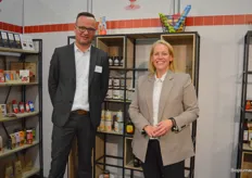 Christiaan ten Voorde en Geraldine van den Heuvel met tussen hen in de bio-producten van Brauer Food. Zij hebben al een aantal jaar drie biologische fonds van het Duitse merk Jürgen Langbein in het assortiment. 