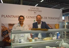 Marco Casadei en Gert-Jan de Groot met de plantaardige 'kazen' van Casa del Fermentino. Gert-Jan: "Er is duidelijk een verschuiving naar plantaardige alternatieven gaande, kaas is de volgende."