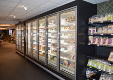 Deze koeling is nog maar enkele jaren geleden aangeschaft en kreeg in de nieuwe winkel een mooie plek.