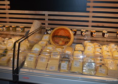 Een groot assortiment kazen.